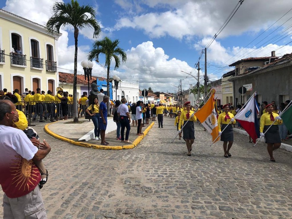 Escolas em formação para o desfile cívico da Proclamação da República, em Marechal Deodoro, Alagoas — Foto: Nick Marone/TV Gazeta