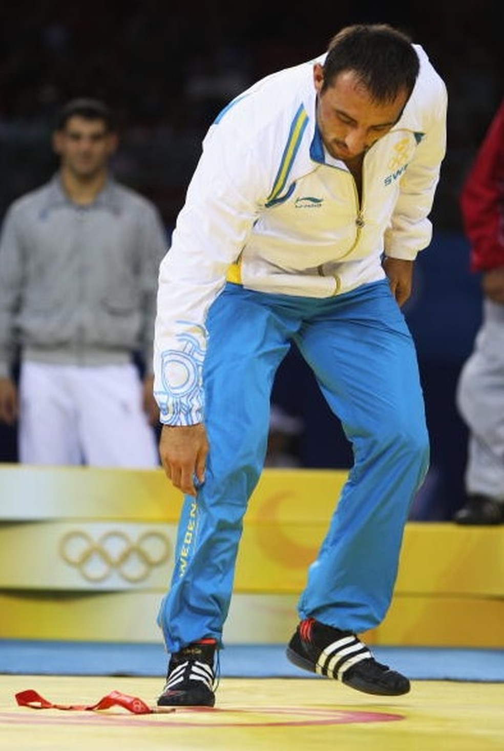 Ara Abrahamian e a sua medalha abandonada em Pequim 2008 — Foto: Ezra Shaw / Getty Images