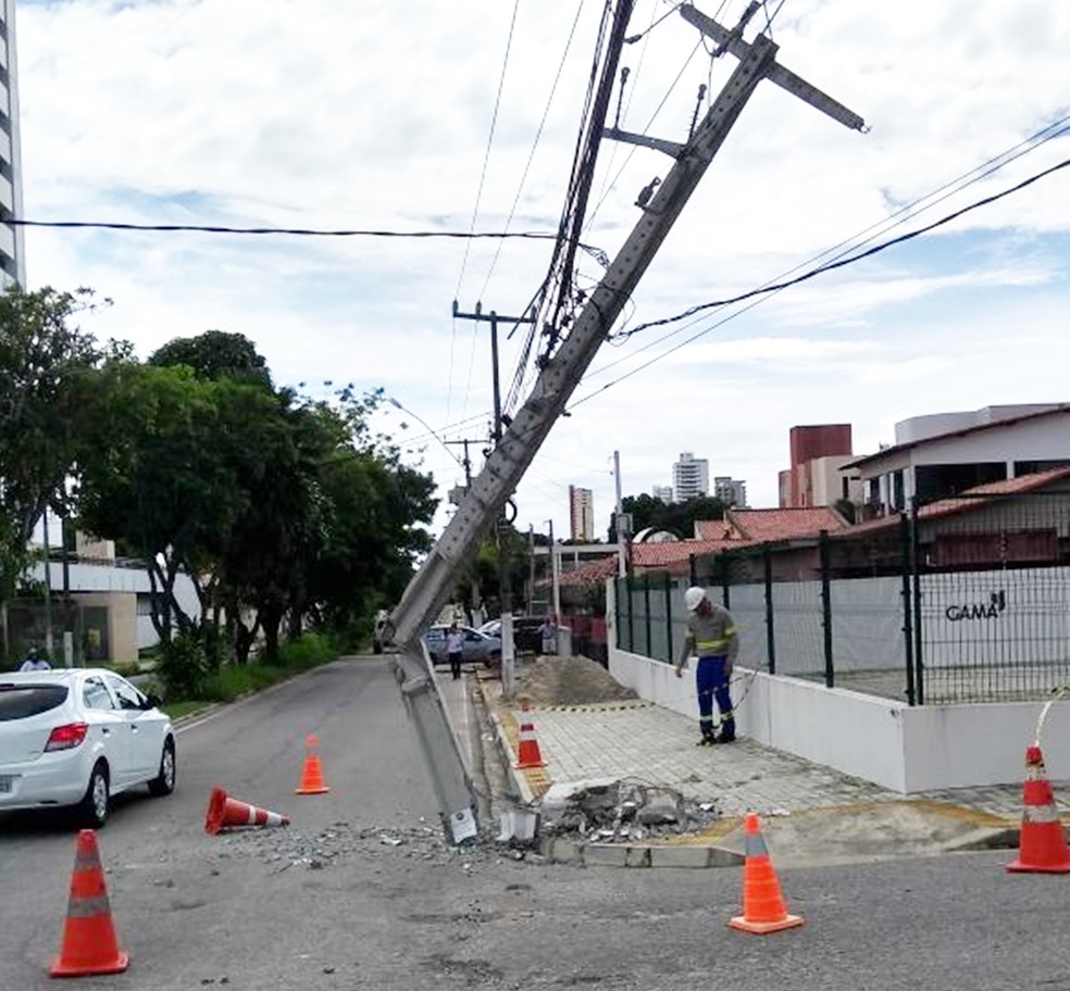 Com a forÃ§a do impacto, poste partiu e foi arrancado do chÃ£o (Foto: Carlos Lima/Inter TV Cabugi)