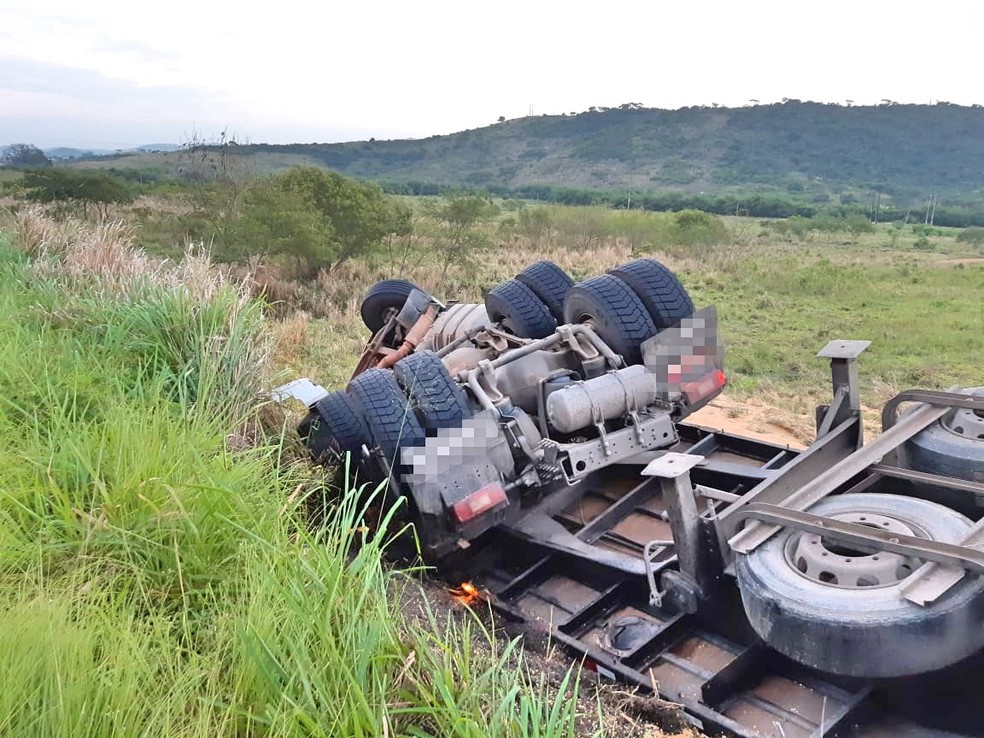 Motorista do caminhão ficou ferido após veículo tombar fora da pista da BR-408 — Foto: PRF/Divulgação