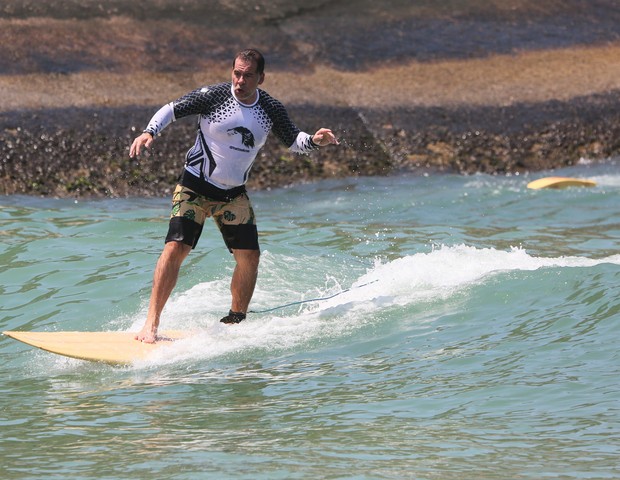 Leandro Hassum faz aula de surfe no Rio (Foto: Dilson Silva/AgNews)