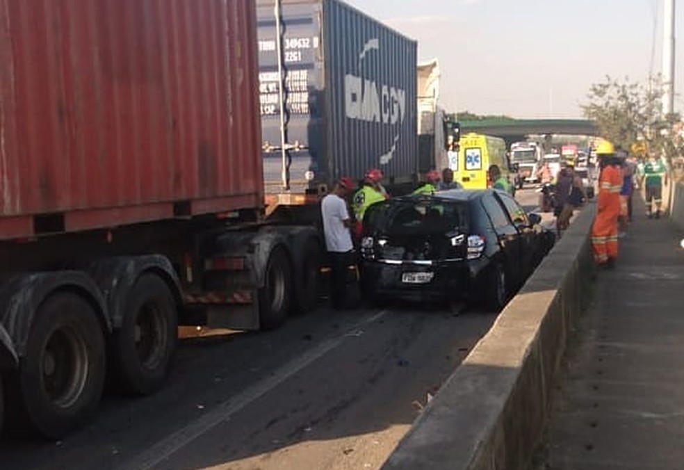 Carreta perdeu freios e colidiu contra ve&iacute;culo na Anchieta &mdash; Foto: Reprodu&ccedil;&atilde;o/Cubat&atilde;o Mil Grau