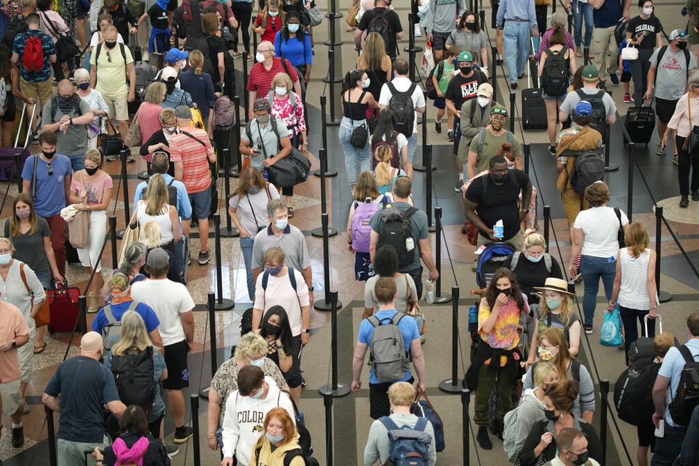 Fila de acesso à área de segurança do aeroporto internacional de Denver, nos EUA, em 16 de junho de 2021 — Foto: David Zalubowski/AP