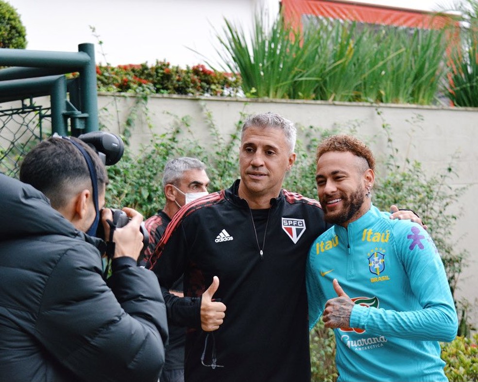 Crespo posa para foto com Neymar no treino da seleção brasileira no São Paulo — Foto: Erico Leonan/saopaulofc