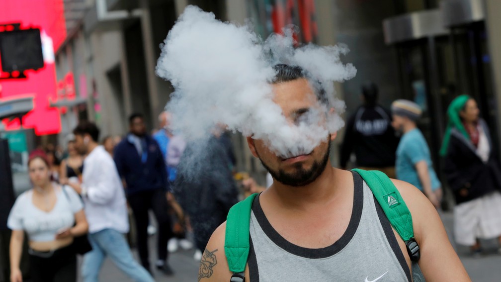 Homem fuma cigarro eletrÃ´nico em Nova York, nos EUA â€” Foto: Andrew Kelly/Arquivo/Reuters