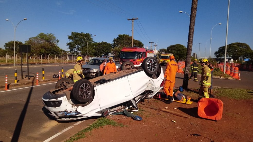 Carro capotou em acesso à Base Aérea de Brasília — Foto: CBMDF/Divulgação