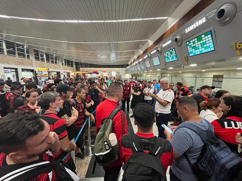 Torcedores do Flamengo tentam embarcar no aeroporto de Guayaquil — Foto: Reprodução
