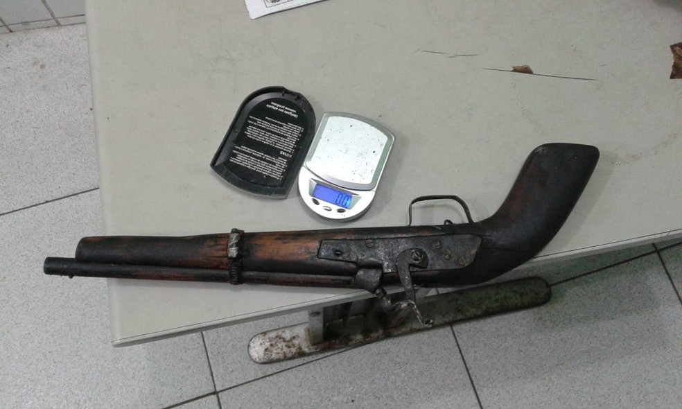 Material apreendido durante aÃ§Ã£o policial no bairro Pedra Mole (Foto: DivulgaÃ§Ã£o/PM)