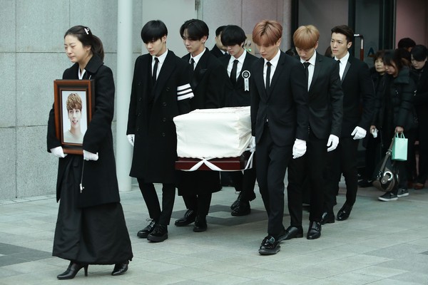 Os colegas de banda de Kim Jong-Hyun (1990-2017) carregando o caixão do músico durante seu funeral (Foto: Getty Images)