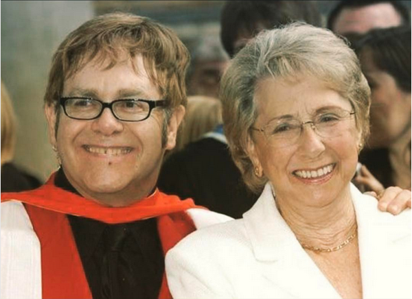 O músico Elton John e a mãe, Sheila (Foto: Instagram)