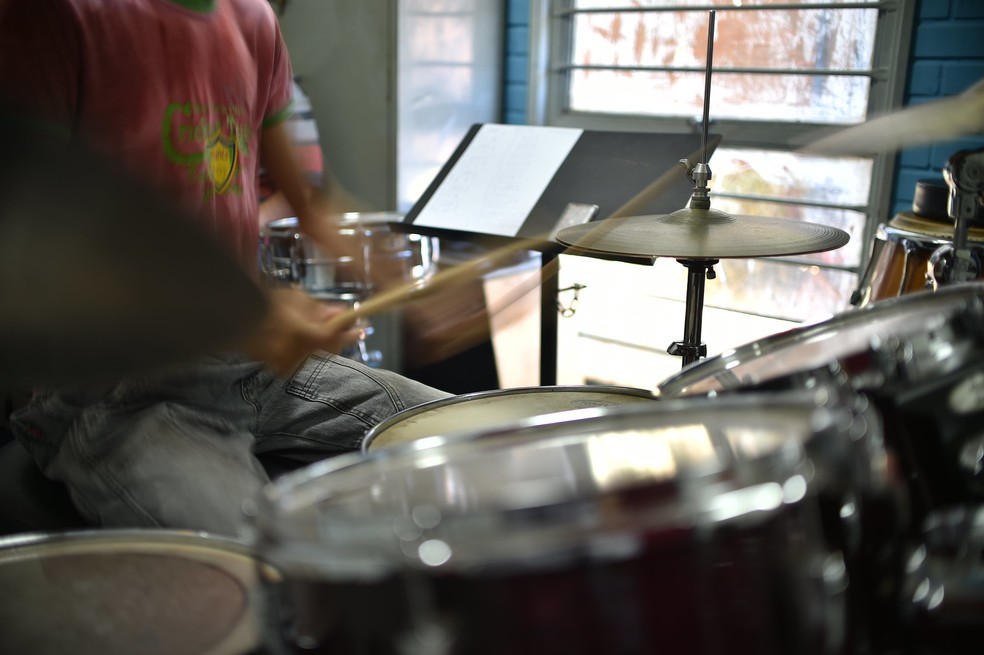 Aula de bateria na Escola de Música de Brasília — Foto: Andre Borges/Agência Brasília