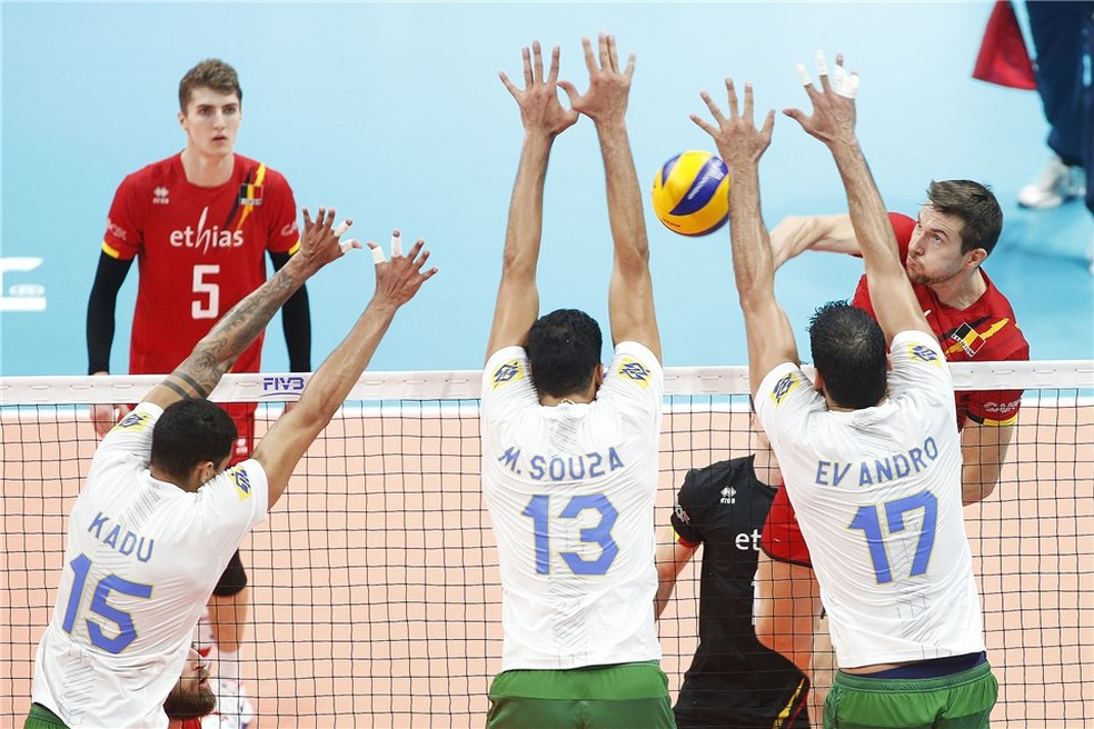 Bloqueio do Brasil funcionou bem neste domingo — Foto: Oficial FIVB