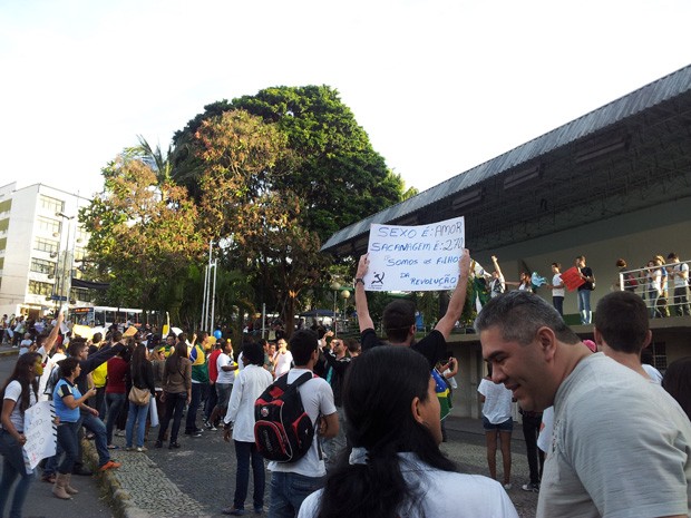 Manifestantes se reúnem em frente a Concha Acústica em Varginha (Foto: Samantha Silva / G1)