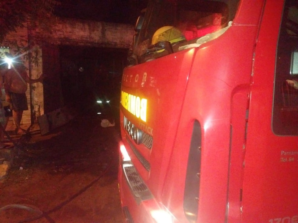 Militares foram ao local e contiveram incêndio que iniciou em forno de padaria, na madrugada desta quinta (16), em Natal — Foto: Divulgação/CBMRN