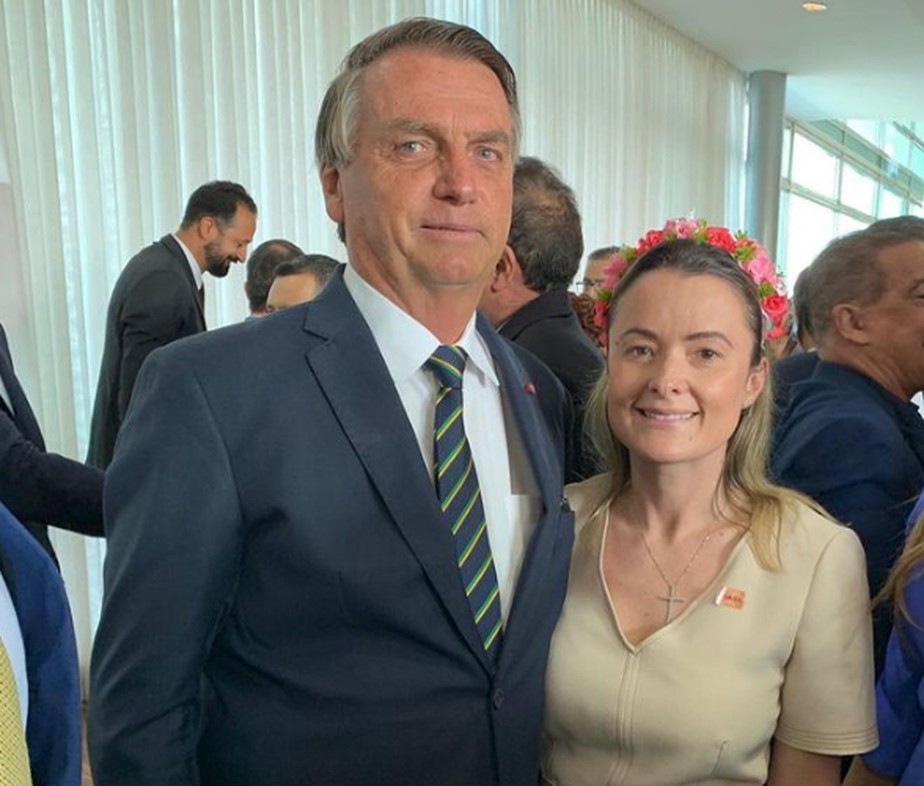 A deputada federal eleita Julia Zanatta (PL) ao lado do presidente Jair Bolsonaro (PL)