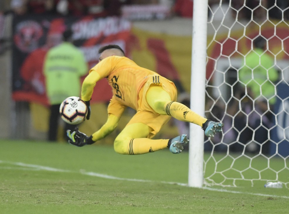 Diego Alves defende pênalti na disputa contra o Emelec — Foto: André Durão / GloboEsporte.com