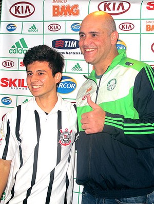 Marcos recebe torcedores do Palmeiras no hotel (Foto: Diego Ribeiro / Globoesporte.com)