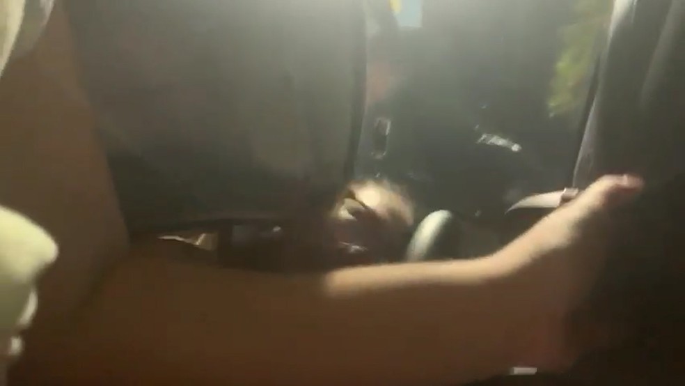 Motorista teve cabeça empurrada contra o volante durante ato bolsonarista em João Pessoa — Foto: Reprodução/g1