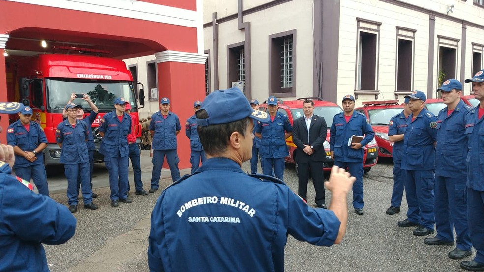 Bombeiros que vÃ£o atuar na operaÃ§Ã£o que iniciou na manhÃ£ desta quarta-feira â Foto: CBMSC/ DivulgaÃ§Ã£o