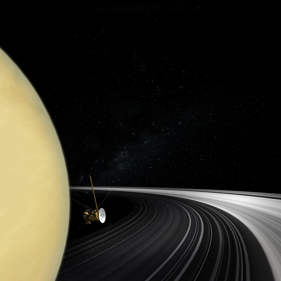 Ilustração do orbitador Cassini cruzando o plano do anel de Saturno. Novas medidas da massa dos anéis dão aos cientistas a melhor resposta até agora sobre a idade deles. — Foto: Nasa/JPL-Caltech