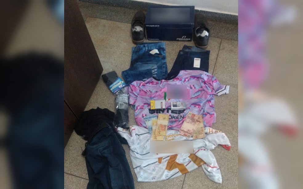 Polícia recupera parte do dinheiro e roupas que adolescente comprou após matar idoso em Matrinchã, Goiás — Foto: Reprodução/Polícia Civil