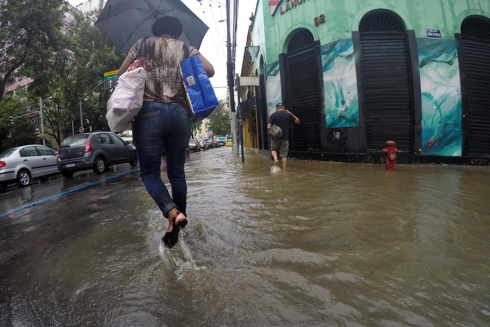 Chuva provoca alagamento na região do colégio Pedro II, no Humaitá, Zona Sul do Rio de Janeiro (RJ), na manhã desta segunda-feira (26).  — Foto: ALESSANDRO BUZAS/FUTURA PRESS/FUTURA PRESS/ESTADÃO CONTEÚDO 