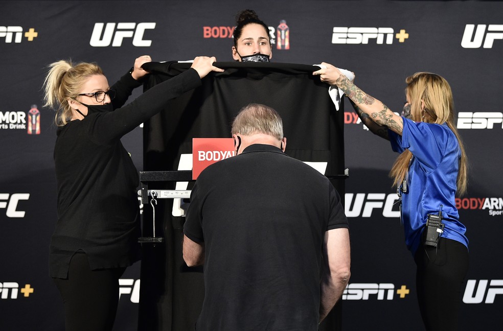 Jessica Eye precisou do biombo, porém, ainda assim ficou acima do peso — Foto: Getty Images