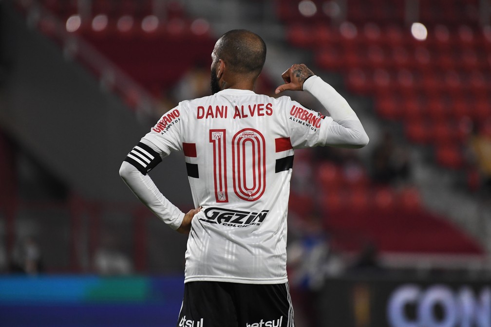 Daniel Alves, do São Paulo, em jogo contra o River — Foto: Staff Images / CONMEBOL