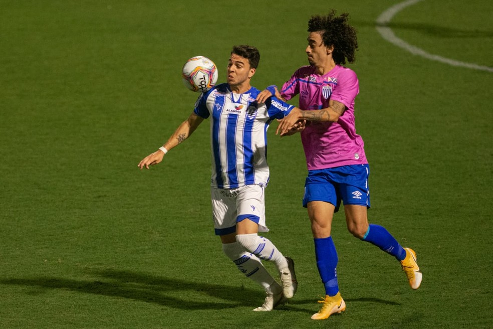 Andrigo disputa jogada com Valdívia, do Avaí — Foto: Roberto Zacarias