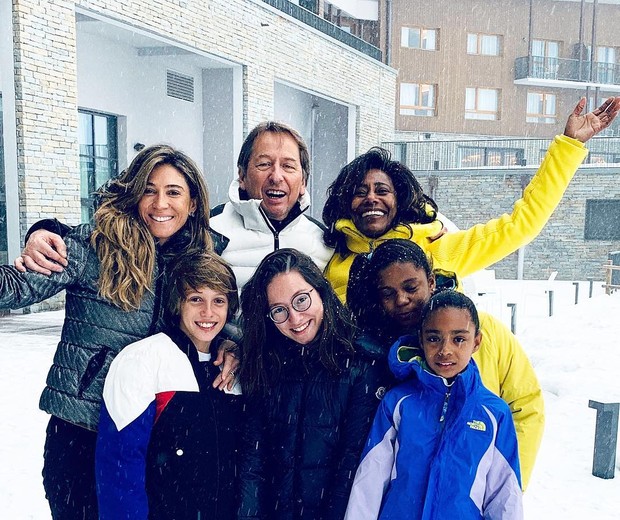Gloria Maria com as filhas Laura e Maria e amigos (Foto: Reprodução Instagram)