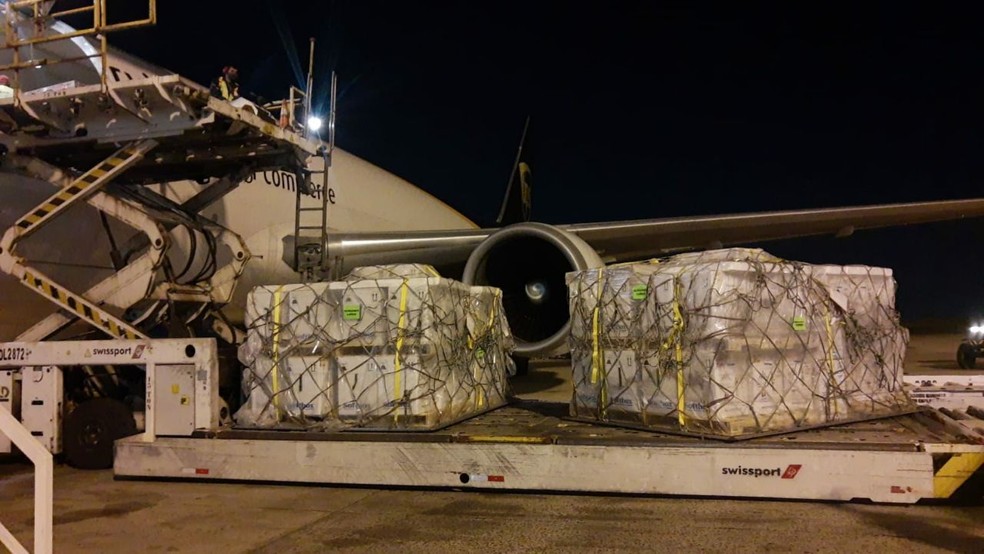 Nova remessa de 1 milhão de doses da vacina contra Covid-19 da Pfizer chegou ao Aeroporto de Viracopos, em Campinas (SP), na noite desta terça-feira (17) — Foto: UPS/ALF TV VCP