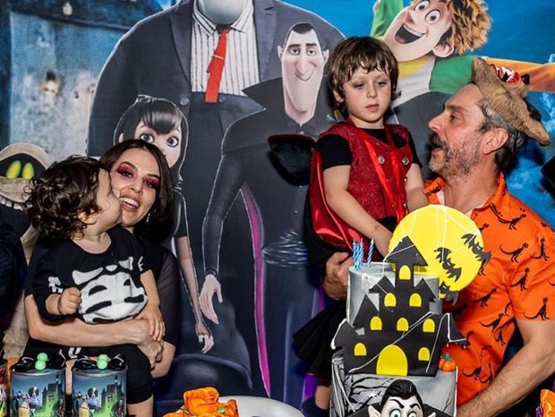 Alexandre Nero e Karen Brusttolin com os filhos, Inã e Noá (Foto: Reprodução/Instagram)