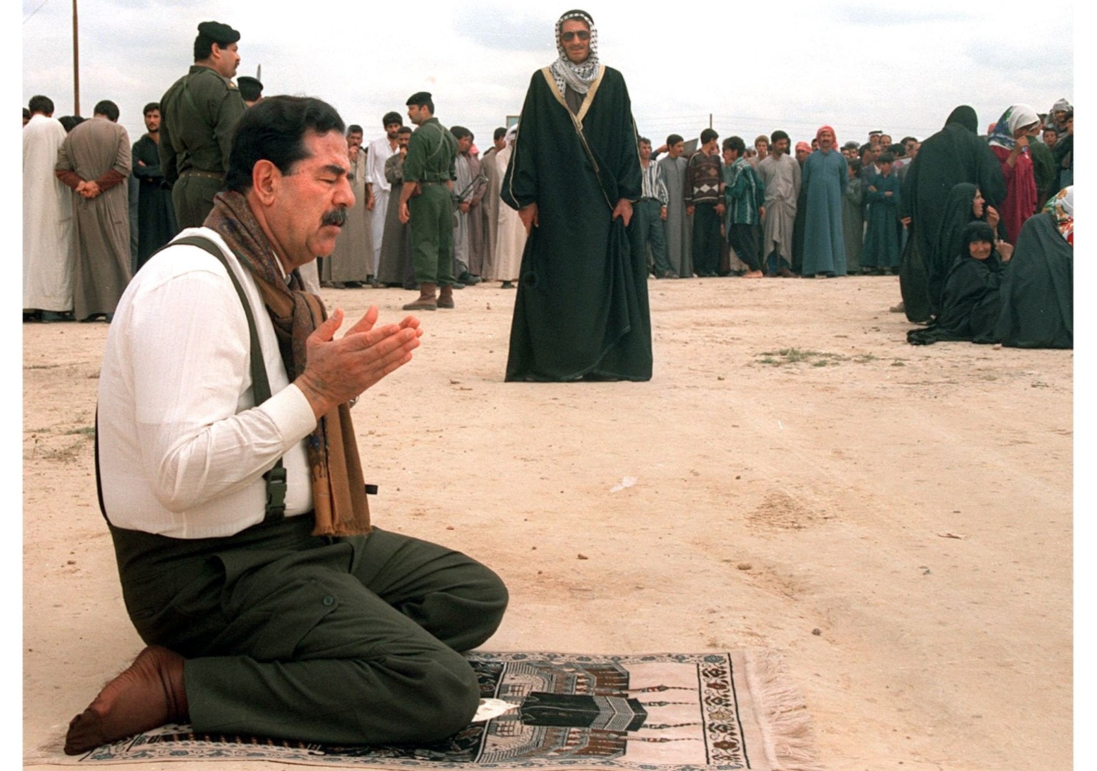 Saddam Hussein faz oração durante visita a aldeias no norte do Iraque em março de 1998 — Foto: AFP