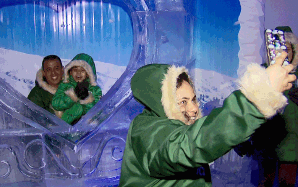 Turistas em bar de gelo inaugurado no Distrito de Monte Verde, em Camanducaia   — Foto: Reprodução/EPTV