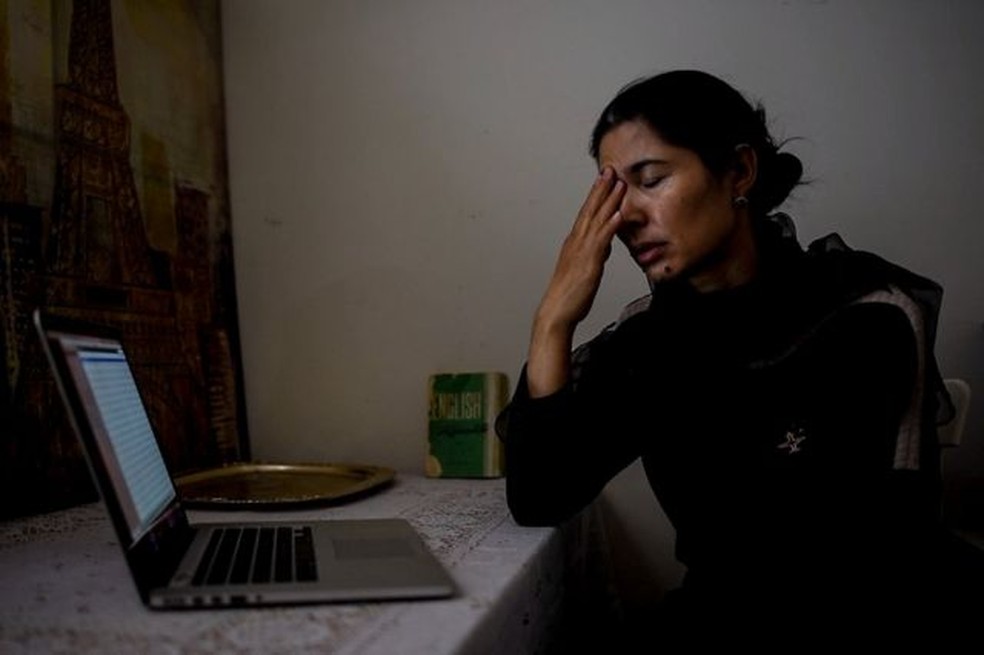 Ziawudun chorou ao identificar as filmagens e imagens dos campos — Foto: BBC