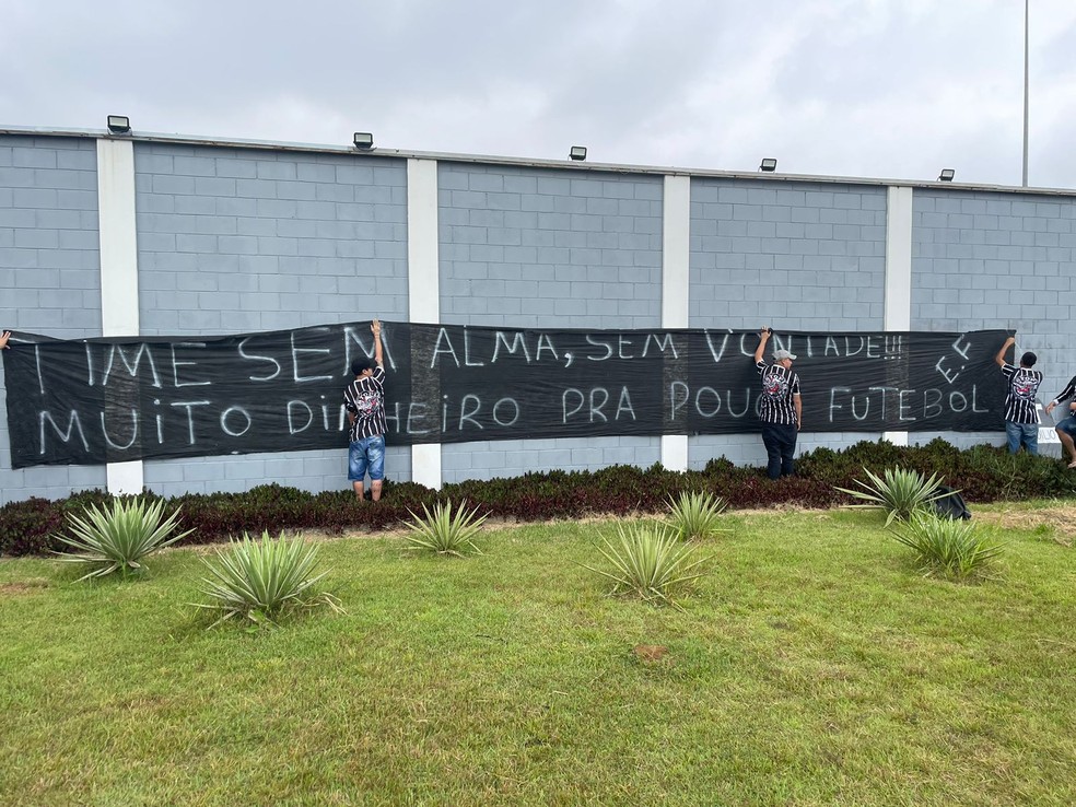 Torcedores do Corinthians estendem faixa na porta do CT Joaquim Grava — Foto: Marcelo Braga