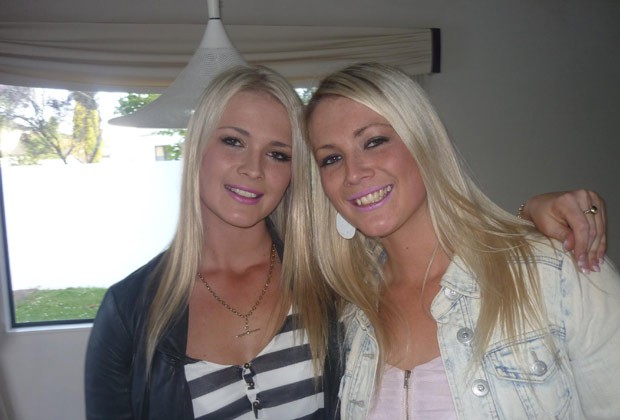 Laura (esq) e a irmã gêmea Sophia, que morreu em um acidente de carro ao voltar de um velório (Foto: Reprodução / Facebook)