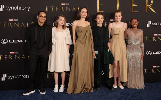 Angelina Jolie leva 5 dos 6 filhos com Brad Pitt à première de 'Eternos'