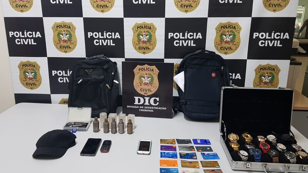 Polícia apreendeu brocas, relógios e cartões com os suspeitos de furtar R$ 180 mil em Bauru — Foto: Polícia Civil/Divulgação