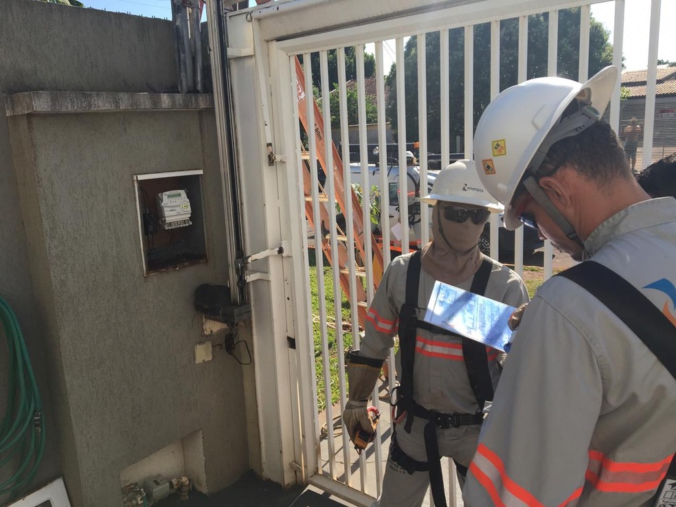 Técnicos vistoriaram locais após apuração do centro de inteligência da Energisa — Foto: Energisa/Divulgação