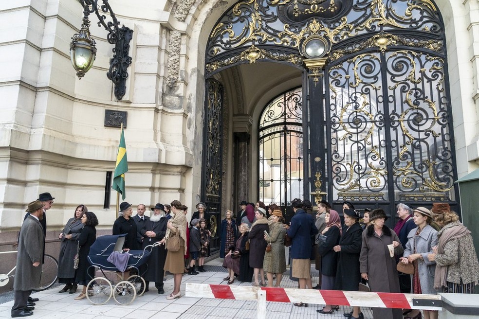 Fila de fam�lias judias em frente ao Consulado Brasileiro na s�rie 'O Anjo de Hamburgo' � Foto: Jayme Monjardim