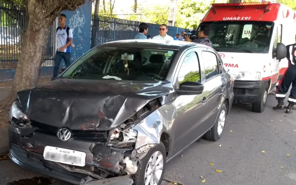 Acidente entre carro e ambulÃ¢ncia de Belo Jardim, no Agreste, aconteceu na Avenida Abdias de Carvalho, no Recife, nesta terÃ§a-feira (12) â€” Foto: ReproduÃ§Ã£o/WhatsApp