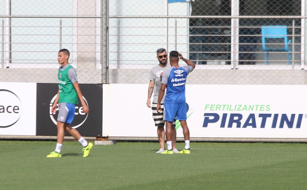 Entre os companheiros, Fernandinho bateu papo com Douglas no CT na quinta-feira (Foto: Eduardo Moura/GloboEsporte.com)