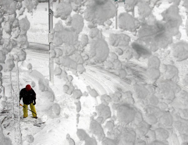 Um homem retira neve com uma pá após a tempestade em Boston, Massachusetts (Foto: Jessica Rinaldi/Reuters) Um homem retira neve com uma pá após a tempestade em Boston, Massachusetts (Foto: Jessica Rinaldi/Reuters)