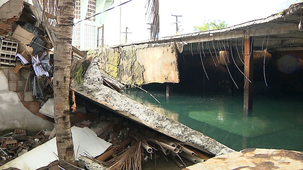 Vazamento em reservatório destruiu parte da estrutura do prédio da Cagepa em João Pessoa, em junho de 2018 (Foto: Reprodução/TV Cabo Branco)