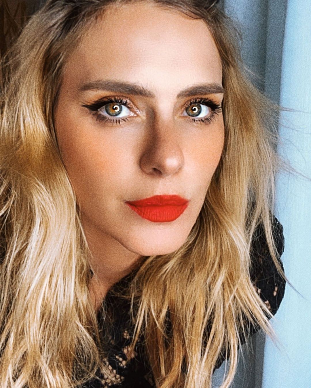 Carolina Dieckmann aposta em bocão vermelho para show de ...