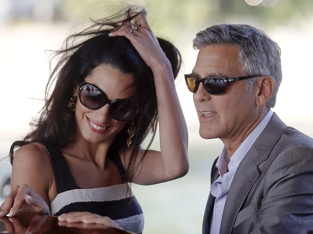 O ator George Clooney e sua noiva, a advogada Amal Alamuddin, chegam em Veneza nesta sexta. Eles devem se casar neste fim de semana na cidade italiana (Foto: AP Photo/Luca Bruno)