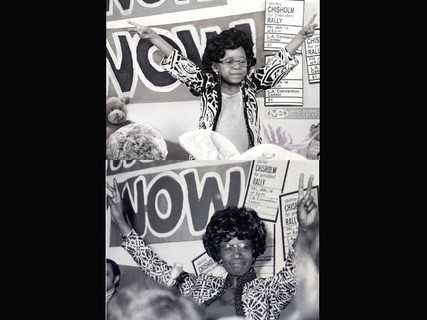A menina fotografada como Shirley Chisholm (1924-2005), primeira negra eleita para uma vaga no Congresso americano, em 1968
