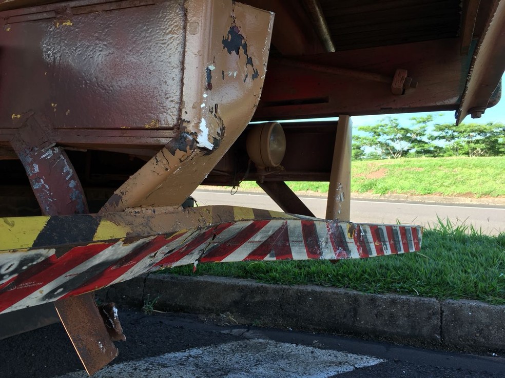 Carro bateu em um caminhão carregado com soja, em Álvares Machado (Foto: Valmir Custódio/G1)