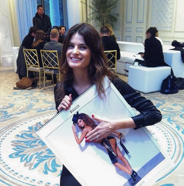 Isabeli Fontana mostra sua foto no Calendário Pirelli com certo pudor (Foto: Augusto Olivani)